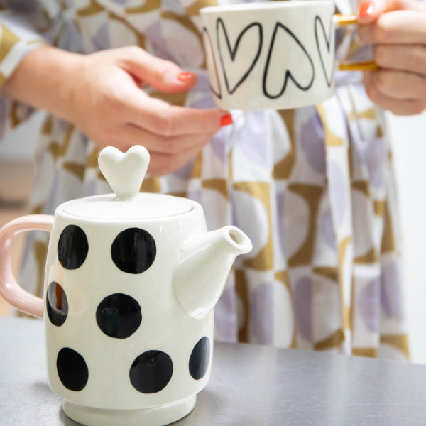 Ensemble théière et tasse en céramique à motifs de pois et de cœurs