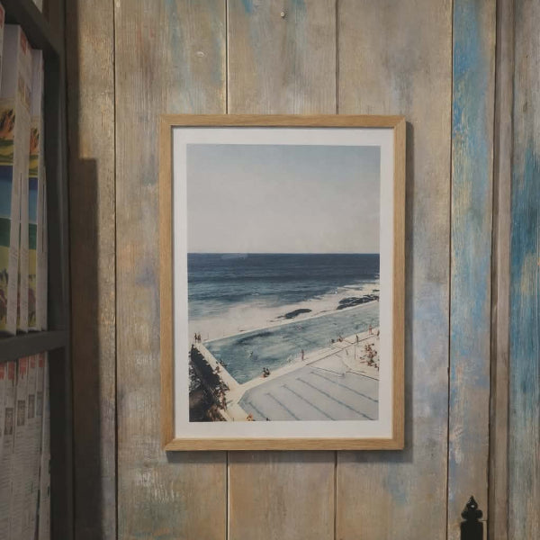 Affiche bord de mer 30x40 cm – Décoration murale océan piscine naturelle, ambiance plage lumineuse