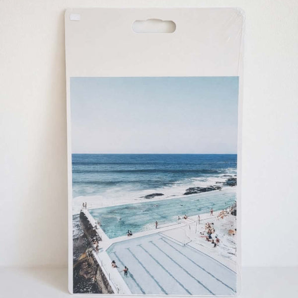Affiche bord de mer 30x40 cm – Décoration murale océan piscine naturelle, ambiance plage lumineuse