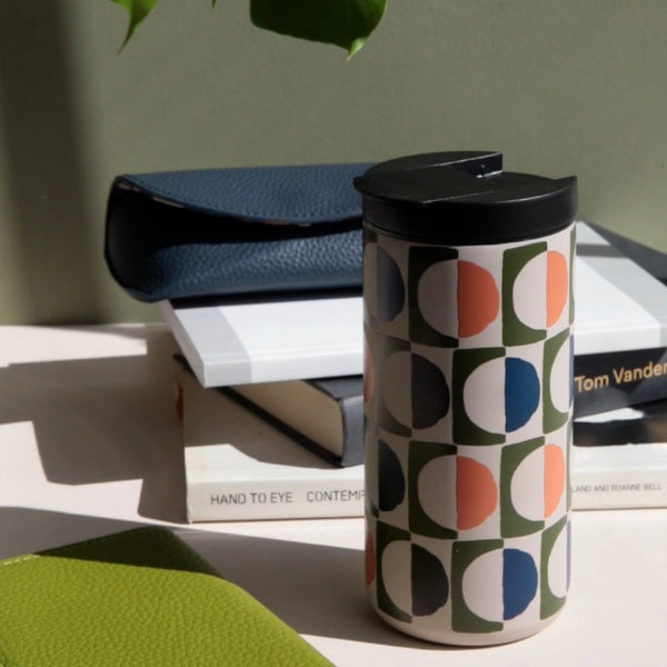 Mug de voyage en acier inoxydable à motif de cercles géométriques Caroline Gardner