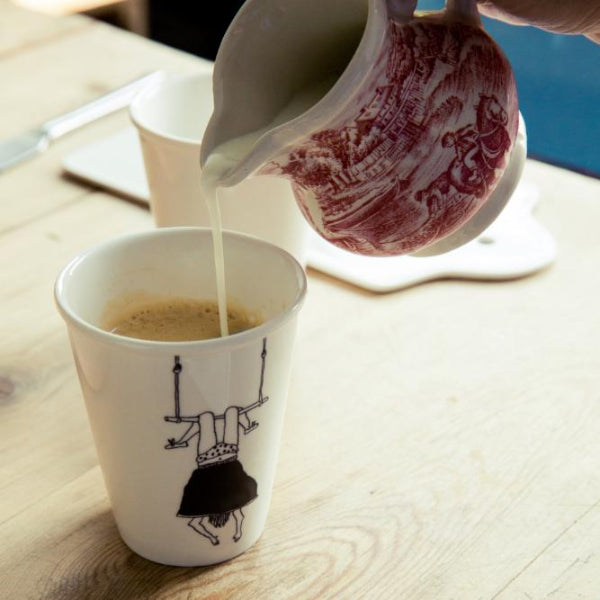 Tasse en porcelaine – Fille au trapèze par Helen B