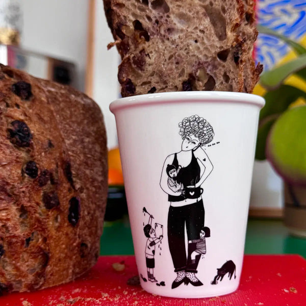 Tasse en porcelaine “Mom Life” – Illustration par Helen B