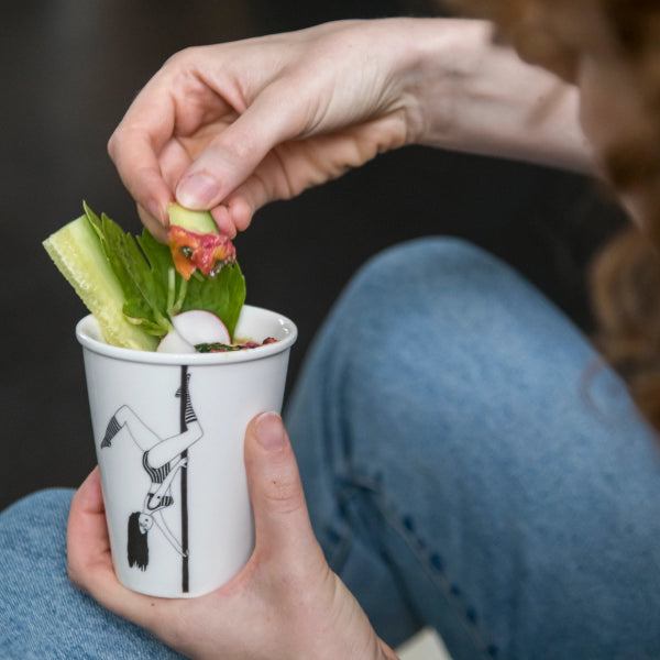 Tasse en porcelaine – Danseuse de pole par Helen B