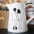 Pichet en porcelaine “Naked Couple” – Illustration Helen B