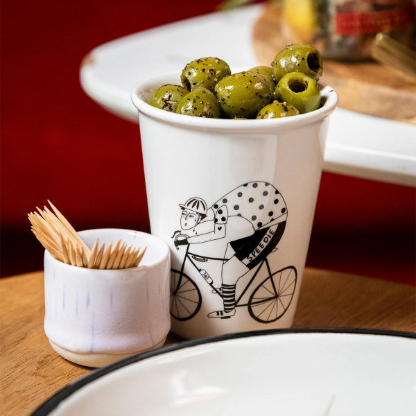 Tasse en porcelaine avec illustration "Speedie" par Helen b