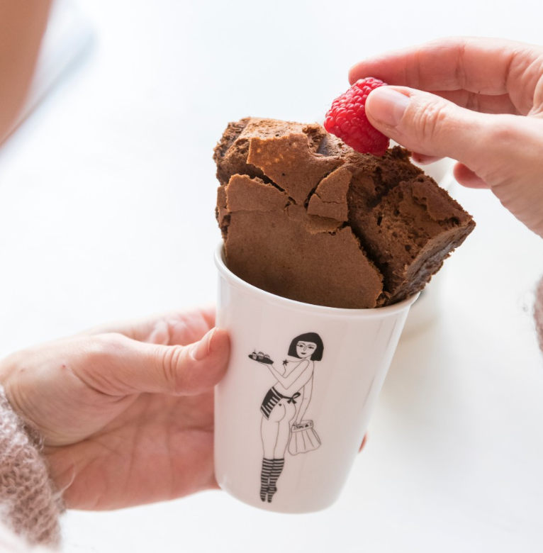 Tasse “Fille Cupidon au gâteau” – Illustration Helen B