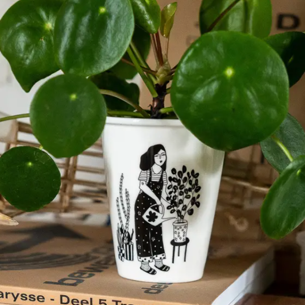 Tasse “Fille aux plantes” – Illustration Helen B