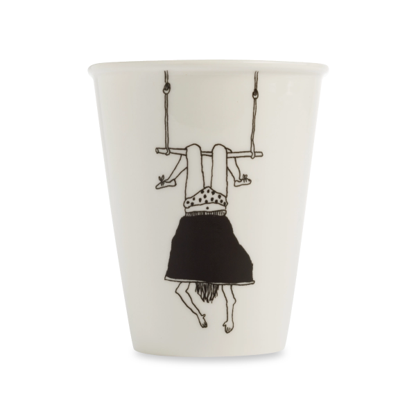 Tasse en porcelaine – Fille au trapèze par Helen B